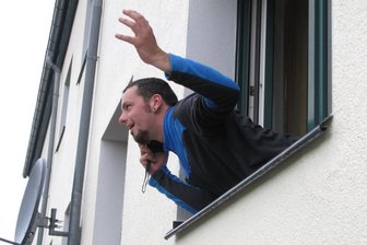 Methau versinkt im Funkloch - Felix Fiedler muss sich weit aus dem Verwaltungsgebäude der Methauer Agro AG herauslehnen, wenn er über Mobilfunk telefonieren will. 
