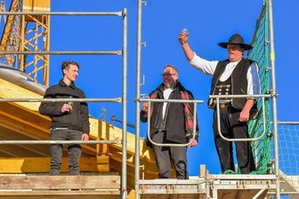 Metzgerei feiert an Neubau in Lauschgrün Richtfest - Nachdem Zimmermann Bernd Loos (rechts) den Richtspruch gesprochen hatte, schlugen Florian (links) und Heiko Dölz den letzten Nagel am neuen Dachstuhl ein. 