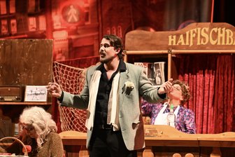 Meuchelmord in der Haifischbar: Comedy-Event in Zwickau entführt ins St. Pauli der 60er - Noch vor der Pause wird Francoise „umgewürgt“ hinterm Tresen gefunden.