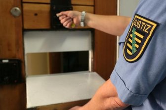 Meuterei im Gefängnis endet vor Gericht mit hohen Haftstrafen - Durch diese Essensklappe zwängten sich zwei der mutmaßlichen Täter, um in den Flur zu gelangen. Die Klappen an allen Zellentüren der JVA Zwickau wurden durch Stahlplatten verkleinert.