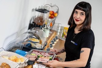 Mexikanisch-vogtländisches Paar lädt in Rodewischer Frühstückshotel - Estefania "Fanny" Santen stammt aus Mexiko. Wie in Deutschland wird in ihrem Heimatland auch Müsli gefrühstückt. Im Hotel Garni bereitet sie Brötchen, Wurst, Käse, Marmelade und Müsli vor.
