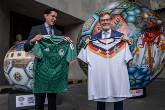 Mexiko verspricht sichere WM trotz Protesten - Außenminister Wadephul (rechts) beim Trikotrausch mit seinem Amtskollegen aus Mexiko, Roberto Velasco Alvarez.