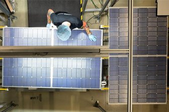 Meyer Burger in Freiberg: Warum jetzt ein Betriebsrat gegründet wird - Der Schweizer Konzern Meyer Burger hat die Produktion von Fotovoltaik-Modulen in seinem Werk an der Carl-Schiffner-Straße in Freiberg gestoppt. Laut IG Metall befindet sich der Großteil der Beschäftigten in Kurzarbeit Null. Unabhängig davon soll hier ein Betriebsrat gegründet werden.