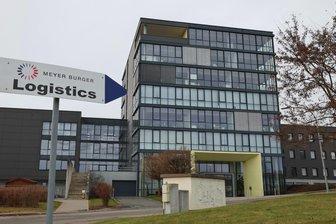 Meyer Burger: In Hohenstein-Ernstthal kommen jetzt die ersten Werkzeuge und Büromöbel unter den Hammer - Das Hauptgebäude von Meyer Burger. Nun sollen die ersten Dinge versteigert werden.