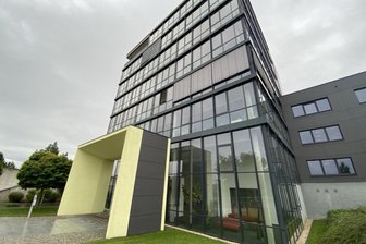 Meyer Burger in Hohenstein-Ernstthal und die schwierige Suche nach einem Investor: „Es ist zermürbend“ - Dunkle Wolken über dem Haupteingang von Meyer Burger in Hohenstein-Ernstthal: Findet sich noch ein Investor oder nicht?