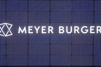 Meyer Burger insolvent: Müssen Sachsens Steuerzahler mit Millionen einspringen? - Freiberg, Mai 2021: Auf einem Solarmodul im Werk der Meyer Burger Technology AG steht der Name des Konzerns.