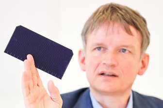 Meyer Burgers Solarmodulproduktion in Freiberg fast ausverkauft - Meyer-Burger-Chef Gunter Erfurt mit einer neu entwickelten Solarzelle. Nach der Pleite von Solarworld steht die Solarindustrie vor einem Comeback in Freiberg.