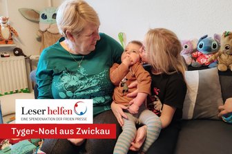 „Mich hat das so berührt“: Wie eine Hausbewohnerin zur Zieh-Oma des schwerstkranken Tyger-Noel aus Zwickau wurde - Tyger-Noel im Zentrum der Aufmerksamkeit: Ursula Steinbach (l.) und ihre Enkelin Renesmee zu Besuch in der Wohnung von Familie Stegbauer eine Etage tiefer.
