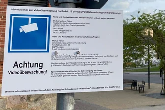 „Mich stört das nicht“: Was Passanten zur Videoüberwachung in Flöha sagen - Mit Schildern an den Zugängen zur Alten Baumwolle wird auf die Videoüberwachung hingewiesen.