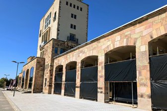Michael Ballack wurde schon gesichtet: Sportlegenden der Stadt werden am Marathonturm des Chemnitzer Sportforums geehrt - Noch verbergen schwarze Planen, was ab Sonntag zu sehen sein soll: In den Arkaden links und rechts des Marathonturmes am Chemnitzer Sportforum werden erfolgreiche Athleten der Stadt mit einer Ausstellung geehrt.