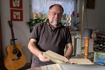 Michael Hecker aus Niedersaida: Rebell, Lehrer, Pfarrer - Michael Hecker liest auch heute noch in seiner Bibel aus Studienzeiten.