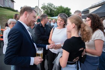 Michael Kretschmer bei Bürgerforum im Vogtland: Bei dieser Frage kneift der Ministerpräsident - Sachsens Ministerpräsident Michael Kretschmar im Gespräch mit Bürgern beim Ausklang des Forums im Hof des Triebeler Kultursaals.