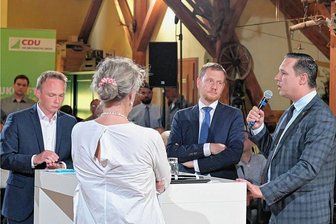 Michael Kretschmer diskutiert mit Erzgebirgern über Anreize fürs Ehrenamt - Bei der Regionalkonferenz im Erzgebirge: Stephan Weinrich, Bürgermeister von Niederdorf, Katrin Sachs, Geschäftsführerin der Bürgerstiftung Dresden, Ministerpräsident Michael Kretschmer und Landrat Rico Anton (v.li.)