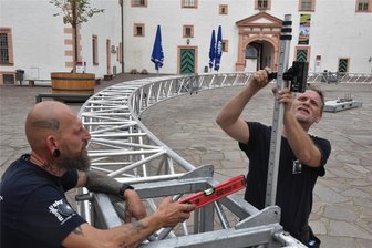 Michael Kretschmer in Augustusburg: Schloss-Besucher müssen sich auf Einschränkungen einstellen - Mitarbeiter des Projekts Magic Sky installieren seit Dienstag das Zelt- und Bühnengerüst, das fast den ganzen Schlosshof füllt. Dabei muss alles stimmen: Vorarbeiter Roberto Trutschel (links) und Sven Neygenfind messen per Laser das Gerüst ein. Es wiegt fast 40 Tonnen.