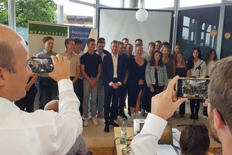 Michael Kretschmer in Oelsnitz: Das sind seine Hausaufgaben vom freien Schulträger - Klassenfoto mit Ministerpräsident: Die Zwölftklässler des Beruflichen Gymnasiums Schöneck hatten sich mit dem Landeschef ein Foto für ihre Abizeitung gewünscht.