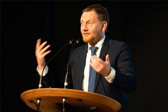 Michael Kretschmer lädt zu Gesprächsabend nach Triebel: Wie kam es dazu? - Ministerpräsident Michael Kretschmer, im Bild in Markneukirchen, lädt am 25. Juni nach Triebel ein.