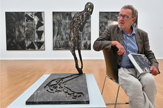 Michael Morgners Werk gegen den Schmerz - Michael Morgner an der Skulptur "Angst" (1996). Im Jahr seines 80. Geburtstags blickt die Ausstellung zurück auf eine ereignisreiche Künstlerkarriere und ein umfangreiches Werk.