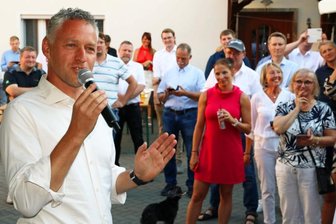 Michaelis gewinnt nach Herzschlag-Finale - Um 20.06 Uhr fiel die Entscheidung. Wenige Minuten später bedankte sich Carsten Michaelis erleichtert bei seinen Unterstützern, die er zur Feier auf ein Firmengelände in Langenbernsdorf eingeladen hatte. 