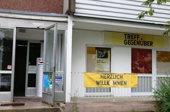 Michaeliskirchgemeinde eröffnet im Plauener Plattenbaugebiet neuen Treffpunkt - Das Transparent, das auf den neuen Treff an der Dr. Karl-Gelbke-Straße 2 am Chrieschwitzer Hang aufmerksam macht, hängt schon. Ende nächster Woche startet das Projekt.