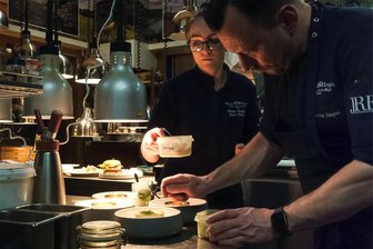 Michelin-Stern im Erzgebirge: Ein Abend in Benjamin Ungers Sterneküche - Jeder Handgriff sitzt beim Küchenteam des Blauen Engel. Das Restaurant St. Andreas wurde zuletzt mit einem Michelin-Stern ausgezeichnet.