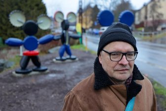 Micky-Mäuse aus Kronkorken: Warum Jan Kummers Purple-Path-Werk nicht vor der Schule stehen darf - Jan Kummer ist als bildender Künstler und Musiker bekannt. Mindestens ebenso bekannt ist er als Vater seiner Kinder Felix und Till Kummer (beide Bandmitglieder bei Kraftklub) sowie Nina und Lotta Kummer (beide Bandmitglieder bei Blond).