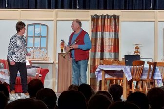 Midlife-Krise und Wechseljahre: Was das Weihnachtsstück der Bergbühne Eibenstock in diesem Jahr bietet - Im Weihnachtsstück der Bergbühne geht es um ein neues Hobby, das für das Paar Sabine und Eckard Verstrickungen mit sich bringt.