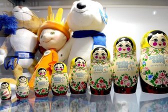 Miese Geschäfte mit überteuerten Tickets und gefälschten Souvenirs - Souvenirs, Souvenirs: Erst Olympia, im Anschluss die Paralympics: Matrjoschkas und Maskottchen warten als offizielle Fanartikel auf ihre Käufer.