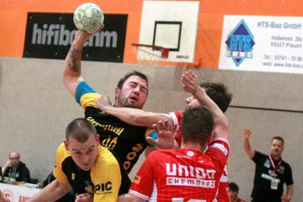 Mieses Wochenende für TSV Oelsnitz: Niederlage gegen das Schlusslicht und der Top-Torjäger verletzt sich schwer - TSV-Toptorjäger Felix Bechler (mit Ball) wurde immer wieder hart bedrängt, verletzte sich schwer.