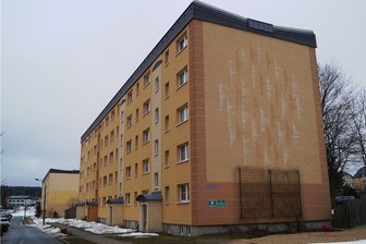 Miet-Ärger in Schöneck: Abrechnungen sorgen für Unmut - Der Wohnblock Am Sohr 60 bis 63 (Foto) gehört zu den kommunalen Wohnungen, die Schöneck 2017 verkaufte. Die Widersprüche von Mieter zu den Betriebskostenabrechnungen will der in Düsseldorf sitzende Verwalter nun klären.