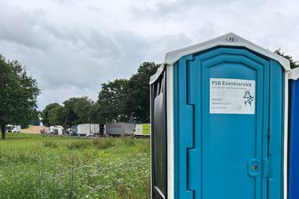 Miet-WC statt Dauerlösung: Hilft das gegen den Sanitär-Notstand an der Bundesstraße 174? - Seit kurzem stehen am Rastplatz der Freundschaft zwei mobile Toiletten, um die Verschmutzung des Platzes etwa mit Urinflaschen und anderen Ausscheidungen einzudämmen.