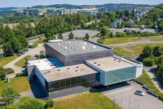 Miete der Plauener Festhalle: Was sich jetzt ändert - Die Plauener Festhalle von oben. Wer sich dort jetzt einmieten möchte, muss mehr dafür zahlen als bisher.