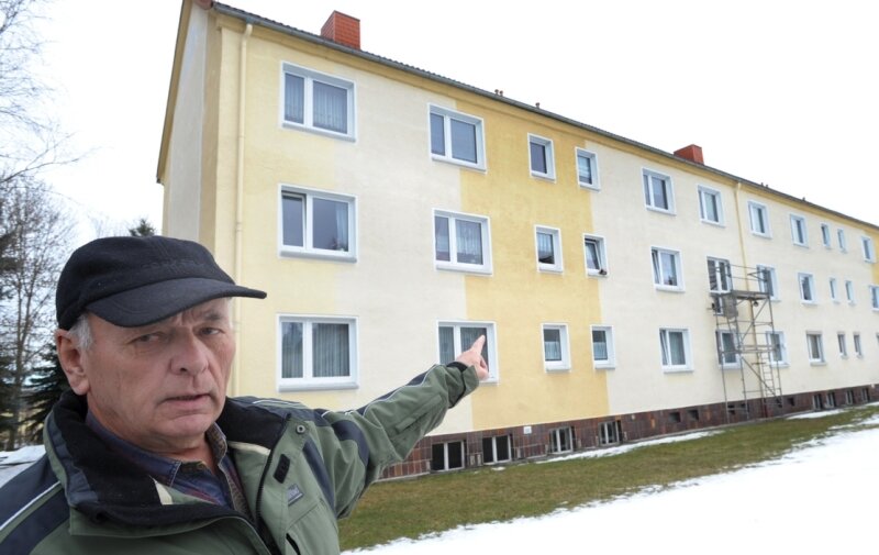 Mieter bekommen Geld zurück - 
              <p class="artikelinhalt">Mieter Helmut Thimon aus Hartmannsdorf freut sich, dass an seinem Wohnhaus an der Feldstraße 8 Balkone angebaut werden sollen. </p>
            