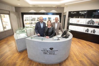 Mieter der ersten Stunde verlängert Vertrag: „Plauener Stadt-Galerie ist beim Shopping Anlaufpunkt Nummer 1 im Vogtland“ - Juwelier Bucher nach der Renovierung: Holger Bucher, seine Frau Silke sowie sein Bruder Frank Bucher (von links).