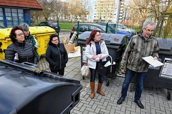 Mieter in Elfgeschossern am Falkeplatz in Chemnitz sauer: Neue Mitbewohner treiben Müllgebühren in die Höhe - Bewohner der Hochhäuser Zwickauer Straße 10 und 12 am Falkeplatz sehen sich mit steigenden Abfallgebühren konfrontiert. "Nur, weil einige wenige partout ihren Müll nicht trennen", empören sie sich.