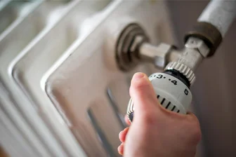Mieter in Zwickau seit drei Wochen ohne Heizung: „Zum Aufwärmen kuschele ich mit meinem Hund“ - Da hilft auch das Aufdrehen des Thermostats nichts: Im Haus Nicolaistraße 21 bleiben die Heizkörper seit Wochen kalt.