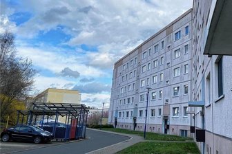 Mieter-Kritik im Reichenbacher Neubau: "Woanders Prunkbauten, aber unseren Block lässt man vergammeln" - Viele Wohnungen im Block Leinweberstraße 2 bis 12 im Reichenbacher Neubau stehen bereits leer. Bäume und Sträucher vor dem Block wurden für den Anbau von Aufzügen gerodet - der Aufzugbau wurde jedoch auf Eis gelegt. 