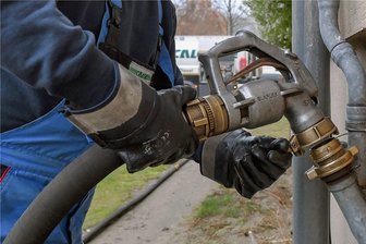 Mieter müssen Erhöhung beim CO-Preis doch alleine zahlen - Ein Haus wird mit Heizöl betankt: Die Mehrkosten durch den steigenden CO-Preis müssen die Mieter allein tragen. 