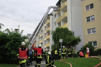 Mieter nach Brand in Schwarzenberg-Sonnenleithe in Haft - Mit einem Großaufgebot war die Feuerwehr am Donnerstagabend in der Sachsenfelder Straße im Einsatz.