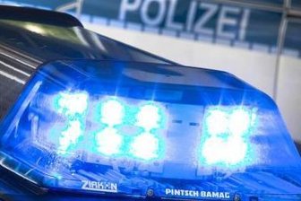 Mieter überrascht Einbrecher und wird mit Messer verletzt - Ein Mieter hat am Montagabend in seiner Wohnung in Roßwein drei Einbrecher ertappt.