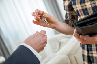 Mieterhöhung oder Entwarnung? Was der aktualisierte Plauener Mietspiegel erwarten lässt - Vor der Schlüsselübergabe wird der Mietpreis festgelegt. Dieser zeigt in Plauen nach oben.