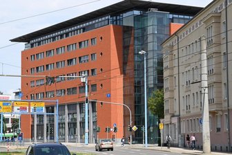 Mietvertrag läuft aus: Chemnitzer Rathaus prüft Alternativen zum Standort Moritzhof - Im Mitte der 1990er-Jahre errichteten Bürger- und Verwaltungszentrum Moritzhof sind eine Reihe von Ämtern der Stadtverwaltung untergebracht. Nun prüft die Stadt, inwieweit der Standort eine Zukunft hat. 