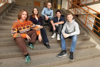 Mietvertrag statt Mathe: Plauener Schüler wollen mehr lebensnahe Themen im Unterricht lernen - „Übers Geld reden“ gehört bei den Schülern Tilman Rohloff, Elena Krauß, Lara Golde, Magnus Höfer, Thomas Thomae (von links) auf den Lehrplan.