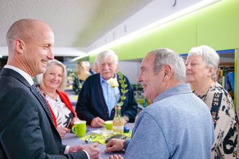 Mietwohnungen in Freiberg: Wie sich der Leerstand bei der Wohnungsgenossenschaft entwickelt - Thomas Buckreus (links), Vorstandsvorsitzender der Wohnungsgenossenschaft, mit Gästen.