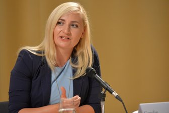 Migranten-Chaos in Freiberg? Komplette Kaserne nach Litauen? Die Wahrheiten der AfD-Politikerin Carolin Bachmann - Carolin Bachmann (AfD) bei einem Wahlforum in Freiberg.