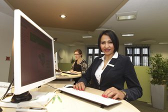 Migrantin geht ihren Weg - Sherin Gaber an ihrem Arbeitsplatz in Plauen, hinten die Auszubildende Laura Richter. AOK-Regionalgeschäftsführerin Simone Pfretzschner sagt: Vielfalt bei den Kunden erfordere auch Vielfalt bei den Mitarbeitern.