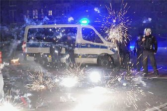 Migration: Steht ein erneuter grüner Realitätscheck bevor? - Haben die Angriffe auf Polizei und Feuerwehr in der Silvesternacht den Wahlausgang in Berlin mitbeeinflusst? Grüne Realos glauben das und fordern ein Umsteuern in der Migrationspolitik.