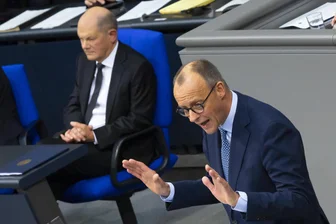 Migrationsdebatte im Bundestag: Scholz und Merz in verschiedenen Welten - Meiden den Blickkontakt: Bundeskanzler Olaf Scholz (links) hört der Rede von Unionsfraktionschef Friedrich Merz zu.