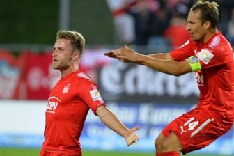 Mike Könnecke - erst zu früh und am Ende wieder gefreut - Zu früh gefreut: Mike Könnecke (links) wird von Kapitän Toni Wachsmuth geherzt, doch das Tor zum vermeintlichen 2:0 danach wegen einer Abseitsstellung von Robert Koch aberkannt.