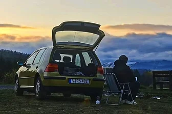 Mikro-Camping auf dem Dach des Vogtlands - „man braucht kein Wohnmobil, um dem Alltagstrott zu entkommen“ - Übernachten auf dem Dach des Vogtlands - all-inclusive gibt‘s dort kostenlos. Streit um Badetücher gibt’s auch nicht, scherzt René Simon. Der Reichenbacher steuert stets ausgesuchte Ziele an - Klappstuhl und Feuerkorb raus, fertig.