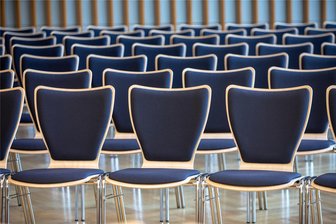 Mikrofonpanne im frisch sanierten Plauener Ratssaal: Anlage muss neu eingerichtet werden - Leere Stühle: Nur wenige Bürger hatten am späteren Nachmittag den Weg ins Rathaus zur Einwohnersprechstunde gefunden.